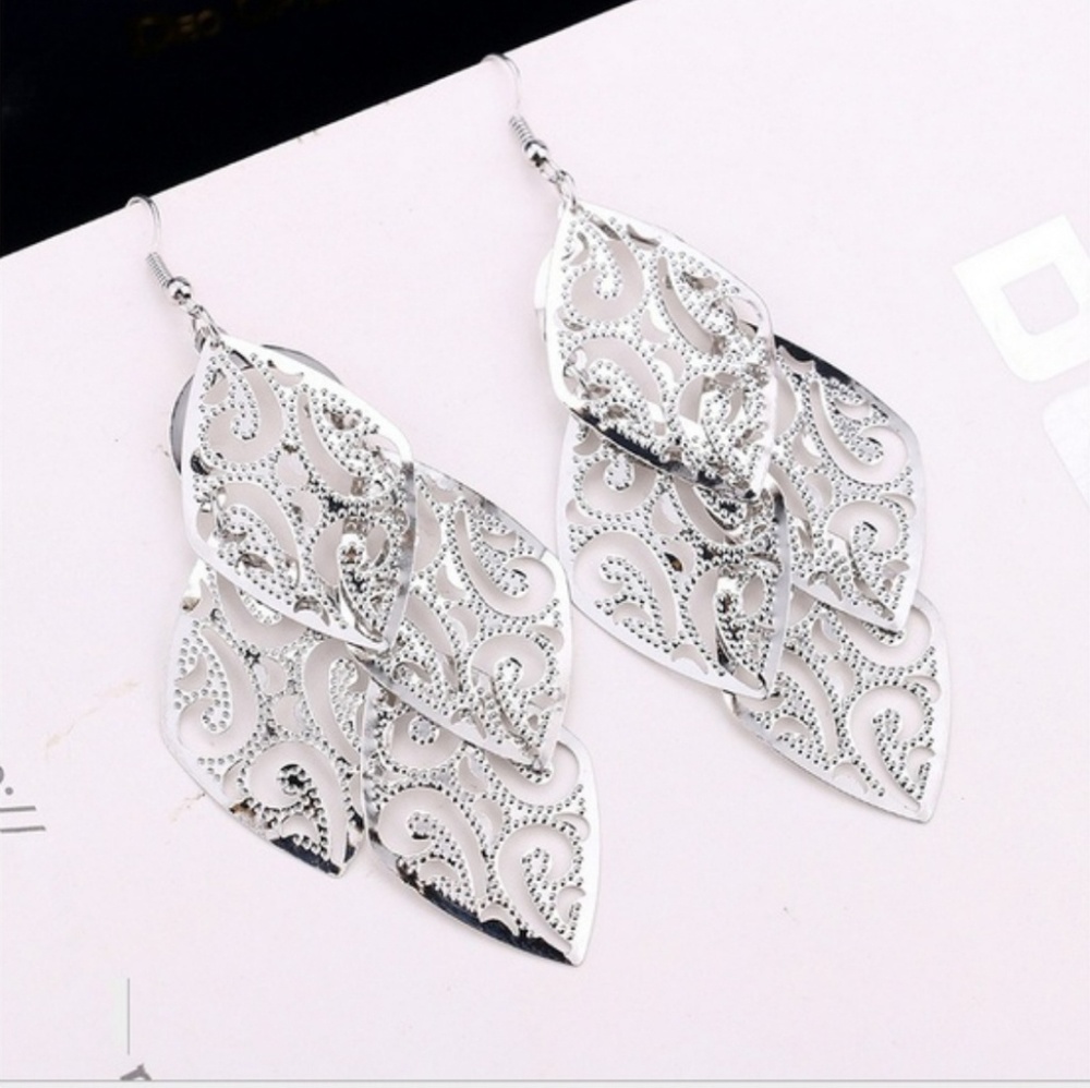 NWT Silver Alloy Dangle Leaf Earrings Lightweight